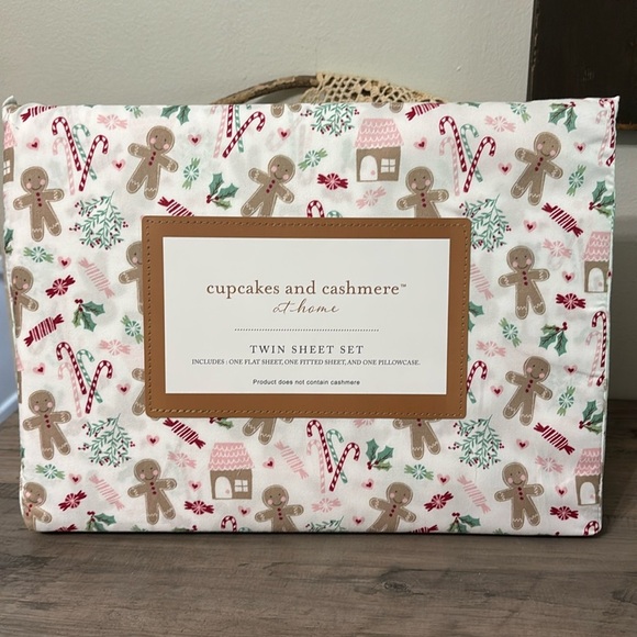 NWT CUPCAKES & CASHMERE TWIN GINGERBREAD MAN HOUSES CANDY CANES SHEET SET - Picture 1 of 7